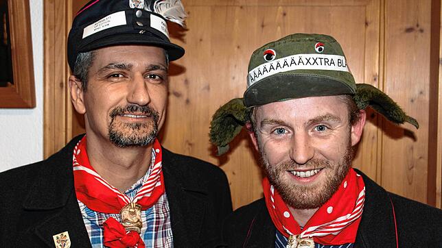 Markus Elsner (links) und Ralf Schmid sind zwei Mitglieder der Zimmerergilde, die mit ihrem Team das Stockacher Narrenblättle herausbringen.