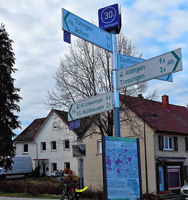 Die Ortsmitte von Weigheim mit dem Radknotenpunkt 30, die Mitte der Radtour nach 20 Kilometern.