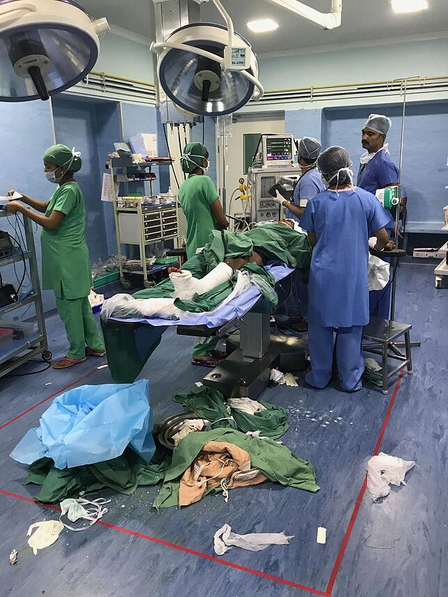Arbeit wie am Fließband: Die eine OP ist geschafft, der Gips ist am Bein eines kleinen Patienten angelegt und ausgehärtet, das Kind ...