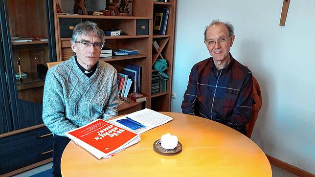 Pfarrer Karlheinz Brandl (links) und der Mesner Ekkehard Faller.
