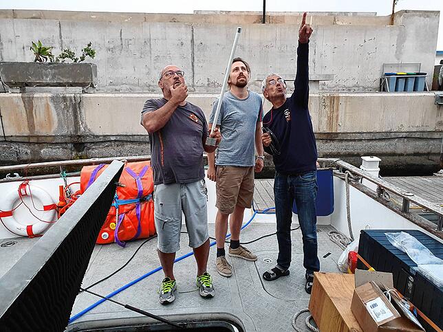 Thomas Nuding (von links) überlegt zusammen mit dem Drohnenentwickler Philipp und Skipper Rene an welcher Stelle des Motorboots die ...