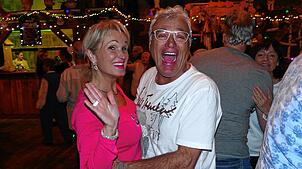 Bild : Gäste feiern Après-Ski-Party im Gasthaus „Löwen“ zur Musik von DJ Aleks. Hüttengaudi ist ein Hit.