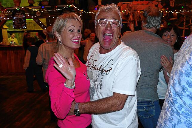 Bild 1: Gäste feiern Après-Ski-Party im Gasthaus „Löwen“ zur Musik von DJ Aleks. Hüttengaudi ist ein Hit.