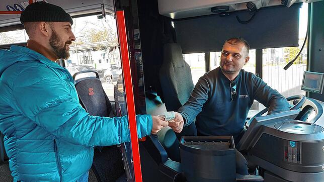 Zum 1. Januar 2025 steigen auch die Preise für Busfahrten mit dem Roten Arnold. Busfahrer Krunoslav Martinovic von den Stadtwerken ...