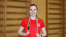 Lea Hottenroth (25) mit ihrem Sprungseil in einer Pfullendorfer Turnhalle.