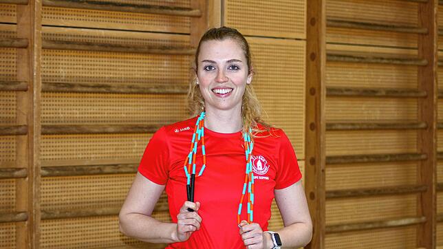 Lea Hottenroth (25) mit ihrem Sprungseil in einer Pfullendorfer Turnhalle.