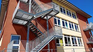 Die Feuertreppen an der Görwihler Grundschule sind bereits angebracht. Nun wird das Gebäude für die Schulkindbetreuung im Inneren ...
