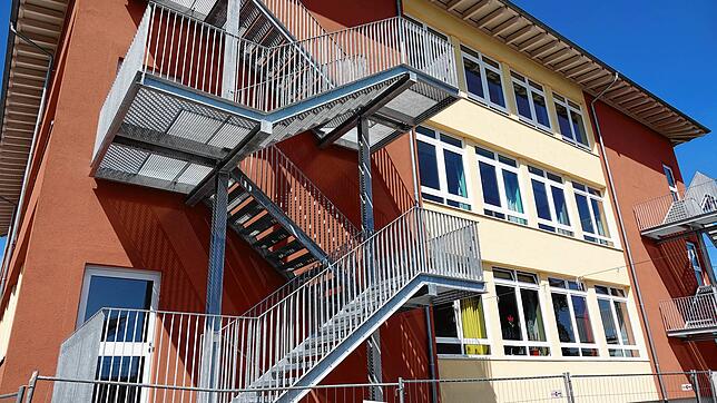 Die Feuertreppen an der Görwihler Grundschule sind bereits angebracht. Nun wird das Gebäude für die Schulkindbetreuung im Inneren ...