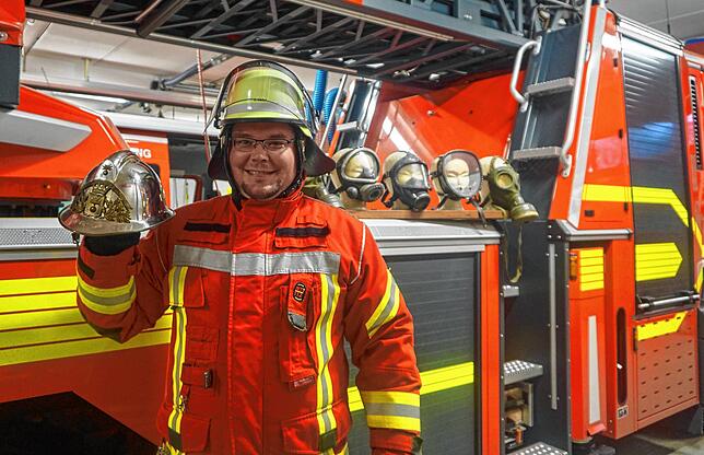 Historisch: Moderne Materialien schützen Feuerwehrleute wie Florian Kikillus im Einsatz. Ein Blick auf den historistischen Helm und die ...