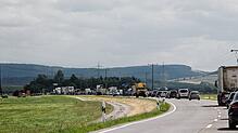 Rund 500 Meter staut sich der Verkehr auf der B 31 von Hüfingen kommend vor der Baustellenampel.