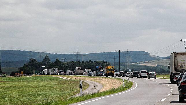 Rund 500 Meter staut sich der Verkehr auf der B 31 von Hüfingen kommend vor der Baustellenampel.