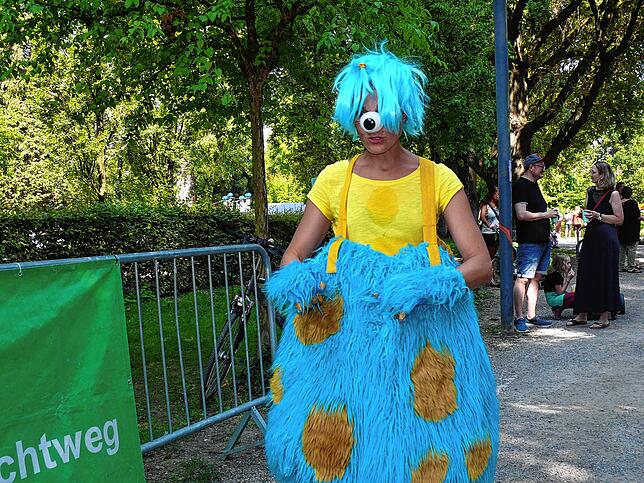 Ein blaues Irgendwas ist bereits früh, kurz nach 12 Uhr, im Stadtgarten unterwegs und geht den Kindern mit seinem Versuch, gruselig zu ...