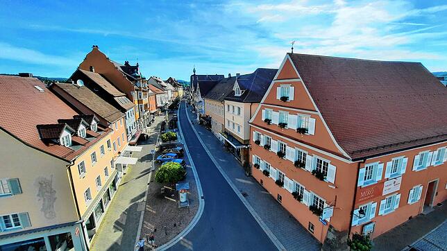 Ein Blick in die Hauptstraße von der Drehleiter aus. Rechts ist das Kulturzentrum Altes Forstamt mit dem Stadtmuseum zu sehen. Das Bild ...