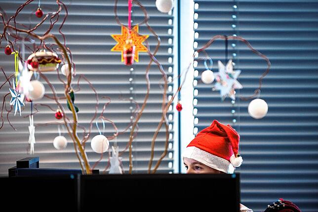 An der Weihnachtsfeier teilzunehmen, ist keine Pflicht. Trotzdem ist es unhöflich, die Einladung auszuschlagen.