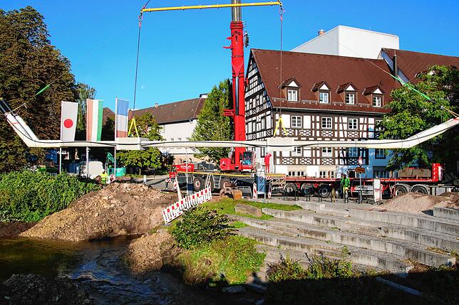 Bild 2: Was für ein Kraftakt: Kran hievt Sieben-Tonnen-Rohrleitung sanft in die Brigach