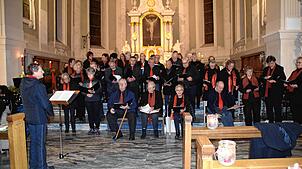 Andrea Bächle leitet die Kirchenchöre von Herrischried, Görwihl und Oberwihl bei ihrem gemeinsamen Auftritt.