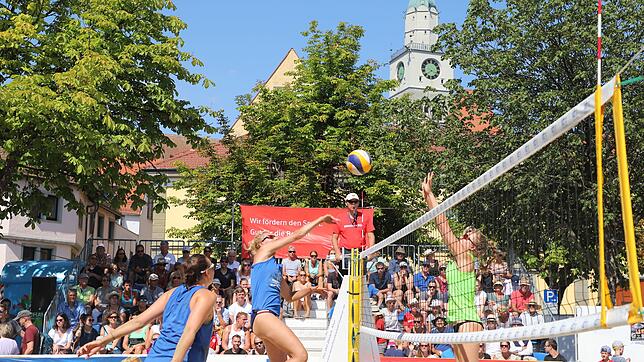 Packende Spiele gab es am Sonntag beim Beach Cup auf dem Landungsplatz zu sehen: Hier eine Szene aus dem Beach-Volleyball-Endspiel der ...