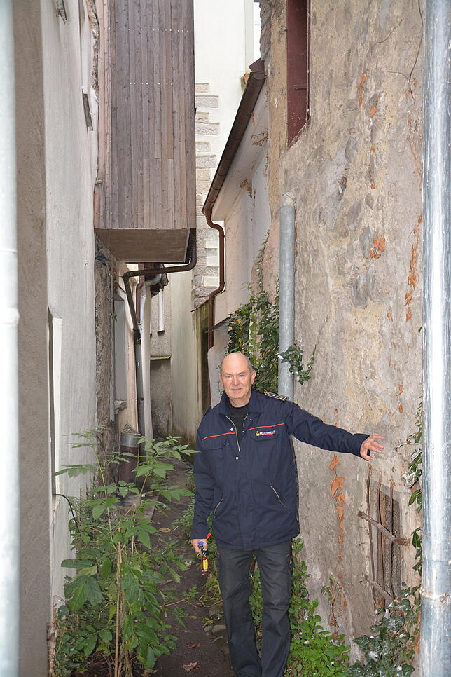 Die mittelalterliche Feuergasse, die hinter die Häuser der Zollerngasse führt, ist sehr schmal. An einigen Stellen misst sie nur 60 ...