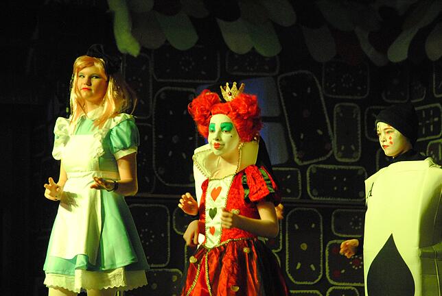 Märchenhaft: Die Youngsters mit Alice im Wunderland und der Herzkönigin.