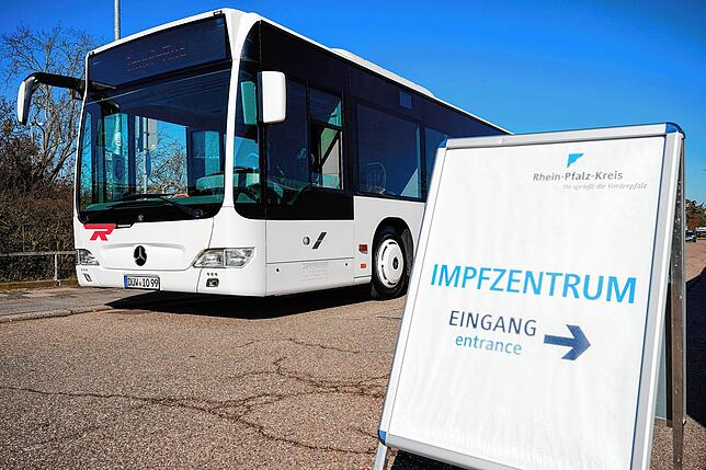Ein Impfbus steht vor einem Impfzentrum. Damit es mit den Corona-Schutzimpfungen schneller vorangeht, fährt künftig ein Impfbus durch ...