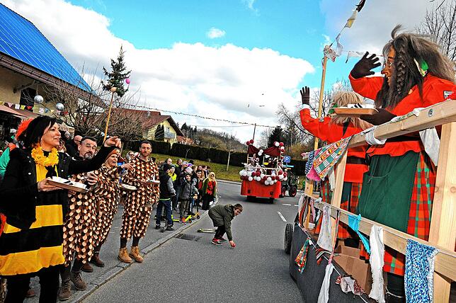 Wagenfasnet der Bitzenhofener in der Teuringer Ortsmitte: Kontaktfrei bis auf den Austausch geistiger Getränke und Süßwaren.