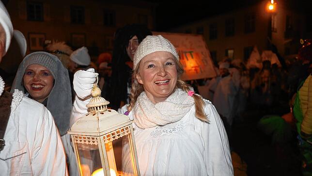 Bild 13: Schmotziger Dunschtig: Ho Narro! Im Schlafgewand geht&lsquo;s durch die Altstadt