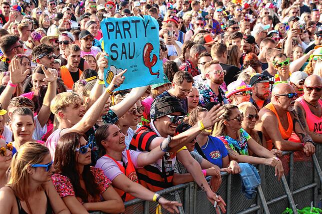 Das ultimative Bekenntnis zu „Mallekalle“, dessen Tophit eben „Party Sau“ ist. Das Wetter hat es gut mit den ...