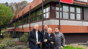 Vor dem Würth-Werk in Schopfheim: Der SPD-Landtagsabgeordneter Jonas Hoffmann, Stefan Waschkowitz, Betriebsratsvorsitzender René Glatt ...