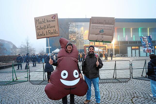Protest gegen Rechts vor der Stadthalle. Im Laufe des Abends wurden es einige Hundert Demonstranten.
