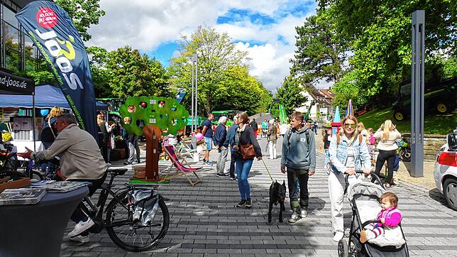 Reges Treiben rund um den Gasthof Die Post in Oberteuringen. Anlässlich der Leistungsschau des Gewerbevereins Teuringer Wirtschaft gibt ...