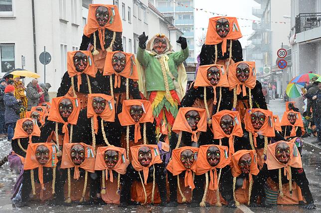 Eine doppelte Hexenpyramide gab es von den Hexen der Schwarze Veri Zunft aus Ravensburg zu sehen.