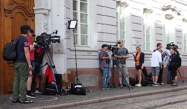 Medienvertreter warten vor Prozessbeginn vor dem Landgericht Freiburg.