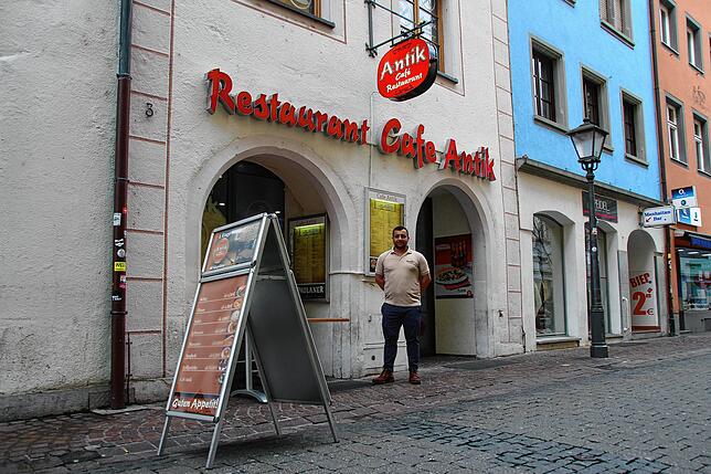 Servet Karaaslan vor dem Restaurant Café Antik.
