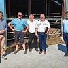 Der Bundestagsabgeordnete Thorsten Frei (von links) trifft sich auf dem Tafelackerhof in Neudingen zum Gespräch mit den ...