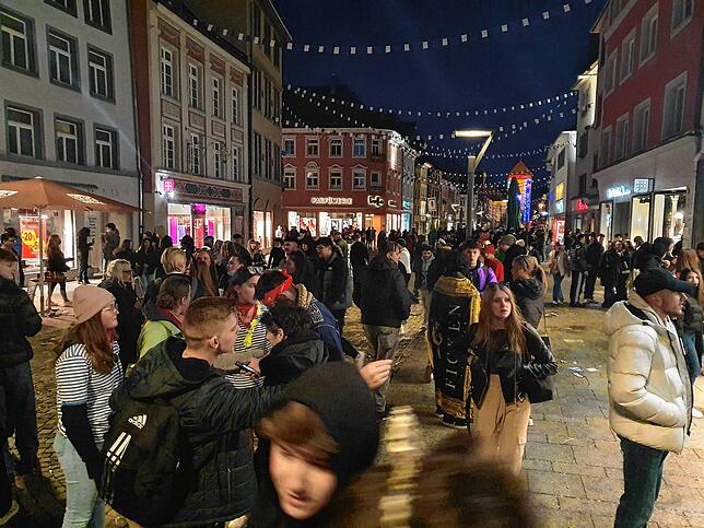 Montagabend an der Villinger Fastnacht in Villingen: Um 19 Uhr ballen sich Hunderte von Jugendlichen in der Rietstraße.