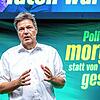 Robert Habeck (Bündnis 90/Die Grünen), Bundesminister für Wirtschaft und Klimaschutz, spricht bei einer Wahlkampfveranstaltung vor der ...
