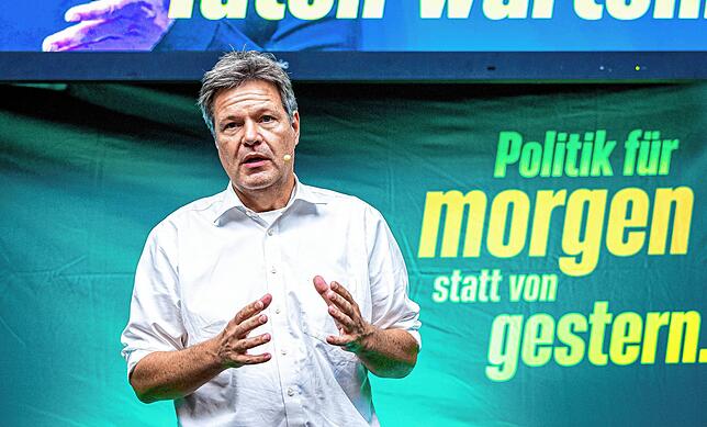 Robert Habeck (Bündnis 90/Die Grünen), Bundesminister für Wirtschaft und Klimaschutz, spricht bei einer Wahlkampfveranstaltung vor der ...