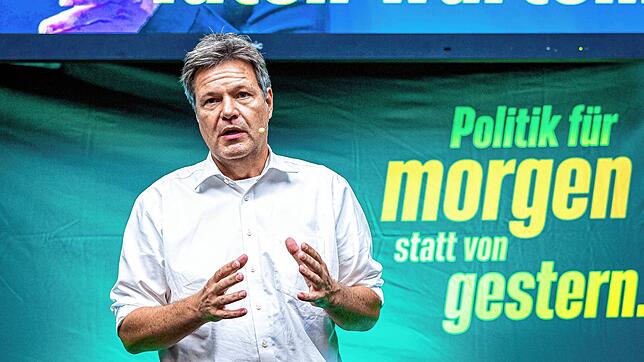 Robert Habeck (Bündnis 90/Die Grünen), Bundesminister für Wirtschaft und Klimaschutz, spricht bei einer Wahlkampfveranstaltung vor der ...