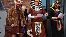 Als Tiger kam Bürgermeister Manfred Härle (links) beim Rathaussturm aus seiner roten Pyramide. Doch die Hohepriester Imhotep (Thomas ...