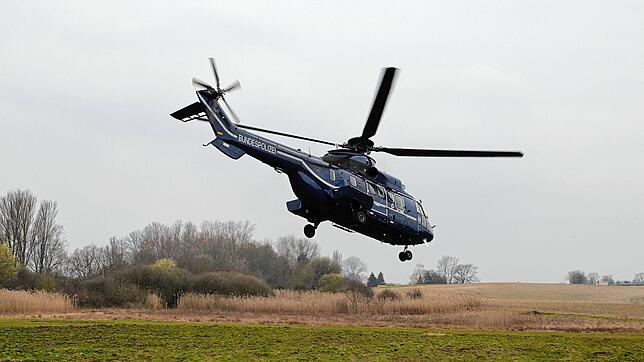 Über Teilen der Region kreisten am Dienstag Helikopter der Bundespolizei, hier ein Symbolbild.