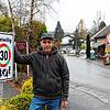 Christian Kronenbitter mit dem Freiwillig-Tempo-30 Schild, welches er auf seinem Grundstück in Öhningen-Schienen aufgestellt hat. Das ...
