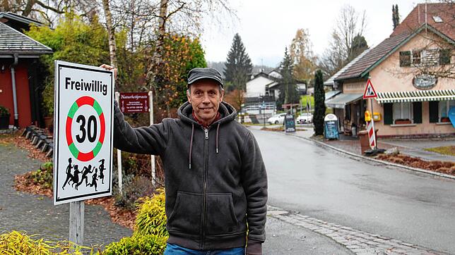 Christian Kronenbitter mit dem Freiwillig-Tempo-30 Schild, welches er auf seinem Grundstück in Öhningen-Schienen aufgestellt hat. Das ...