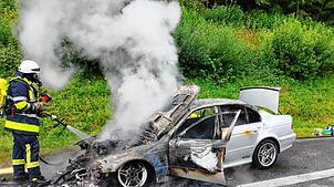 Am Freitagmittag rückten die Feuerwehren von Engen und Geisingen aus, um ein brennendes Auto auf der A81 zu löschen.