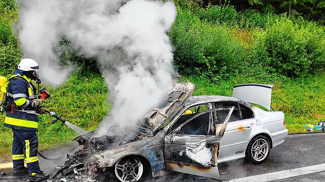 Am Freitagmittag rückten die Feuerwehren von Engen und Geisingen aus, um ein brennendes Auto auf der A81 zu löschen.