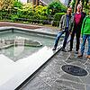 Das große Wasserbecken wurde ausgeräumt, gereinigt und erhielt eine neue Einfassung mit Sandsteinplatten. Der vieleckige Plattenbelag ...