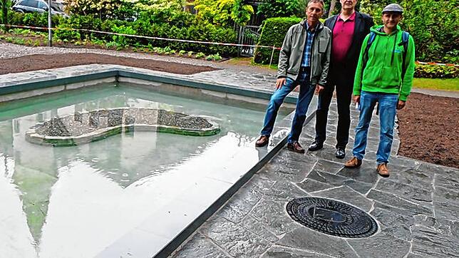Das große Wasserbecken wurde ausgeräumt, gereinigt und erhielt eine neue Einfassung mit Sandsteinplatten. Der vieleckige Plattenbelag ...