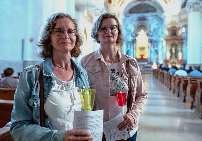 Cornelia Blattert (links) und Marianne Wissmann besuchen vor der Prozession die Abteikirche.