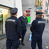 Kontrolle: Geschäftsmann Frank Schlatter im Gespräch mit Mitarbeitern des Ordnungsamtes Waldshut-Tiengen. Auf Anordnung mussten die ...