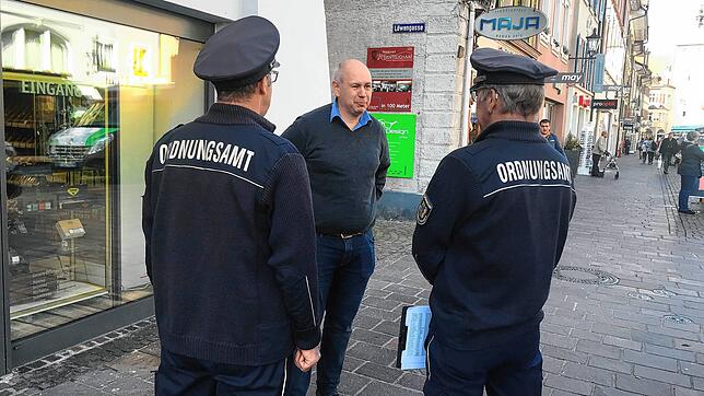Kontrolle: Geschäftsmann Frank Schlatter im Gespräch mit Mitarbeitern des Ordnungsamtes Waldshut-Tiengen. Auf Anordnung mussten die ...