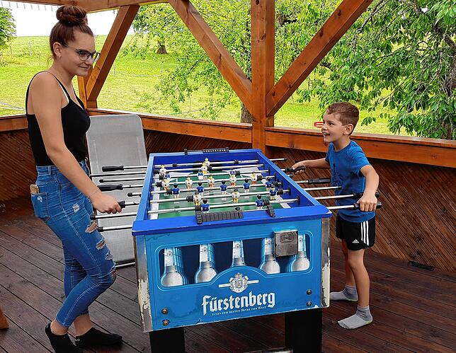 Eine Partie Tischkicker auf der großen Terrasse steht bei Sarah und Elias Schey von den Riedöschinger Schabelhöfen immer wieder mal auf ...